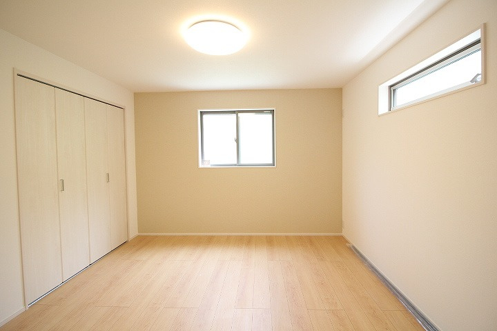 MELDIA千種区千種3312④｜名古屋市の戸建ならホームアップの洋室|【売主施工例】全室にクローゼットを完備。お洋服や荷物を隠して収納できるので、お部屋をいつも広々スッキリと保てます。