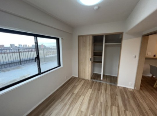 コスモ狭山富士見の洋室|収納があるきれいな洋室です