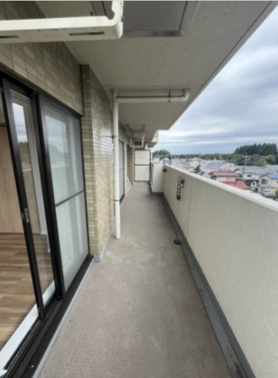 コスモ狭山富士見のバルコニー|暖かな日差しのふりそそぐバルコニー