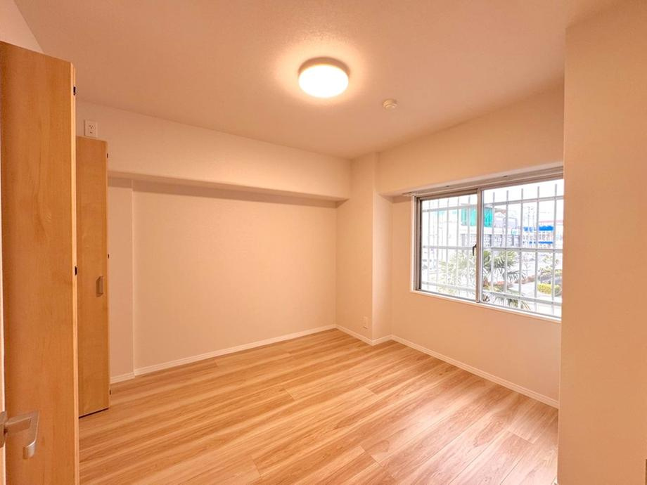 日商岩井草加マンションの洋室|明るい洋室です