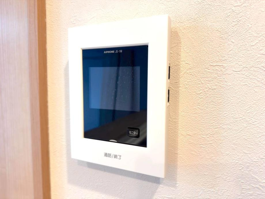 日商岩井草加マンションの防犯設備|モニター付きインターホンです