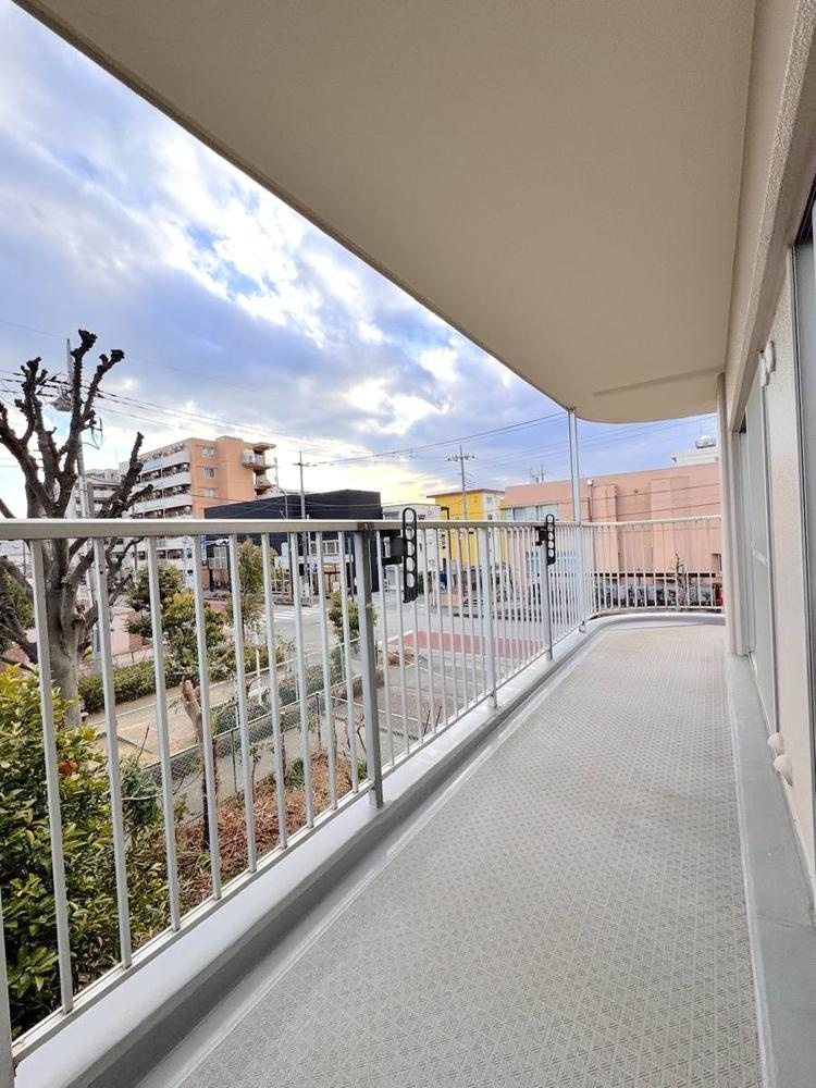 日商岩井草加マンションのバルコニー|開放的で明るい空間を演出してくれるバルコニーです
