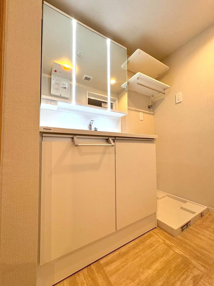 日商岩井草加マンションの独立洗面台|朝の支度にも助かる、独立の洗髪洗面化粧台