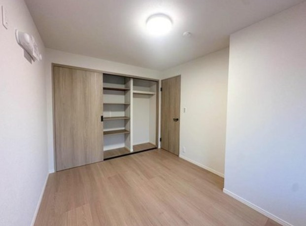 志木ニュータウン南の森弐番街８号棟の洋室|明るい洋室です