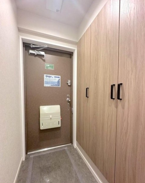 志木ニュータウン南の森弐番街８号棟の玄関|収納もある玄関です