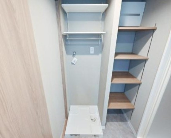 ライオンズガーデン狭山富士見のその他|洗濯機置き場の隣にも収納がございます