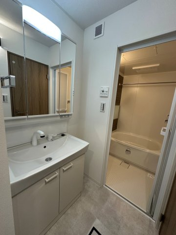 千葉ガーデンタウンB棟の洗面所|広い洗面スペース