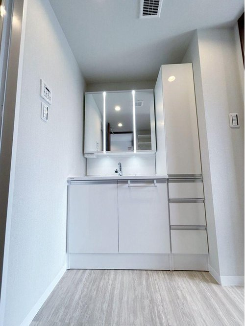 グーディッシュ川越アルバートルの独立洗面台|独立洗面台、小物を置くことができて便利です