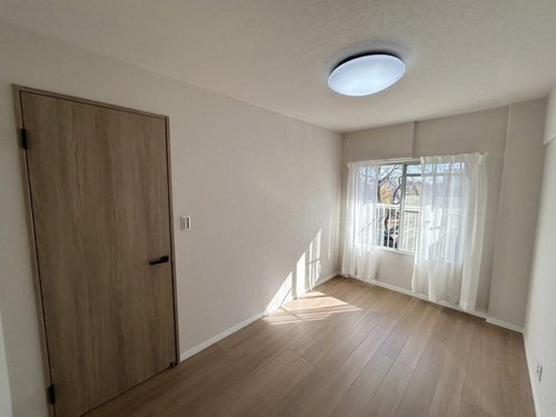 みよしみずほ台サンライトマンションＤ棟の洋室|使い勝手のいい洋室です