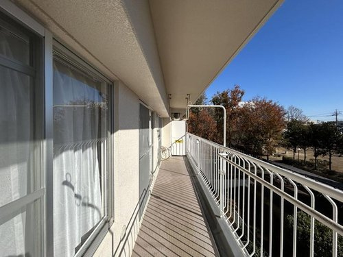 みよしみずほ台サンライトマンションＤ棟のバルコニー|暖かな日差しのふりそそぐバルコニー