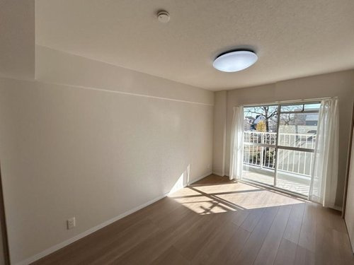 みよしみずほ台サンライトマンションＤ棟の洋室|個人の部屋や寝室として使える洋室です