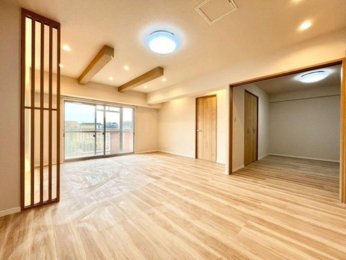 高品ハイツ１号棟の居間・リビング|使いやすい居間です