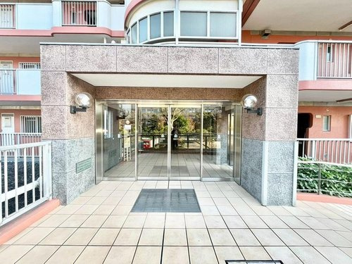 高品ハイツ１号棟のエントランス|ゆとりのあるエントランスです