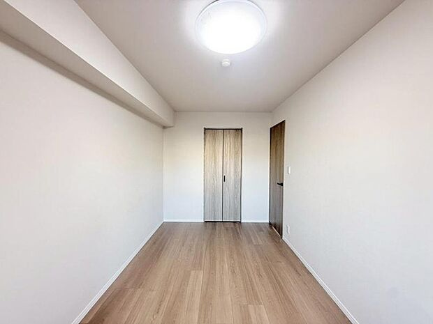 ガーデンコート西の原１号棟の洋室|落ち着いた色調の洋室です