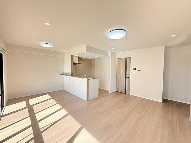 ガーデンコート西の原１号棟の居間・リビング|使いやすい居間です