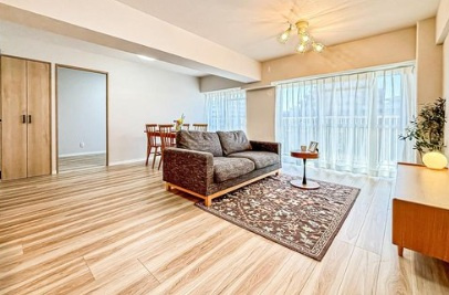 市川グリーンハイツＤ棟の居間・リビング|こちらのリビングで趣味の時間をお楽しみください