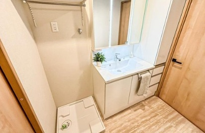 市川グリーンハイツＤ棟の独立洗面台|独立洗面台、小物を置くことができて便利です