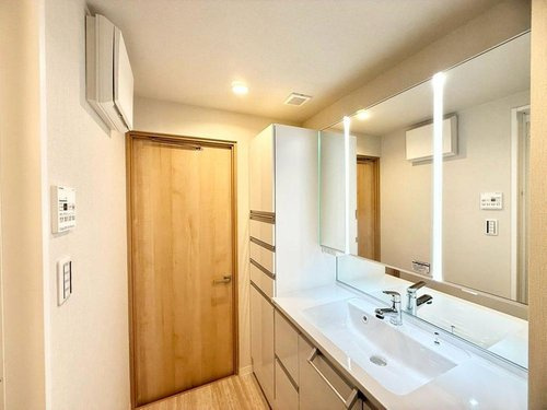 パストラルハイム佐倉志津壱番館の独立洗面台|独立洗面台、朝の身支度には欠かせません