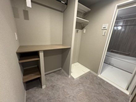 プロムナード大宮春野Ｂ－４番館のランドリースペース|洗濯機置き場です