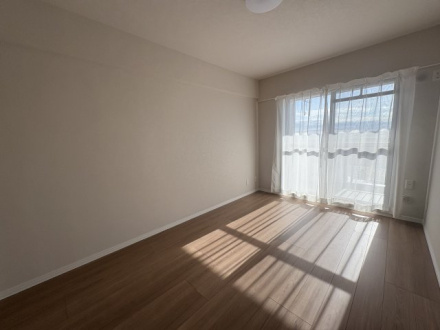 プロムナード大宮春野Ｂ－４番館の洋室|明るい洋室です