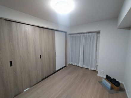 コスモ東浦和の洋室|落ち着いた色調の洋室です