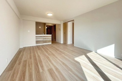 東千葉ハイツ２号棟の居間・リビング|こちらのリビングで趣味の時間をお楽しみください