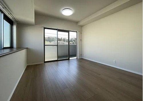 キャッスルメジェール川越デュオステージの居間・リビング|こちらのリビングで趣味の時間をお楽しみください