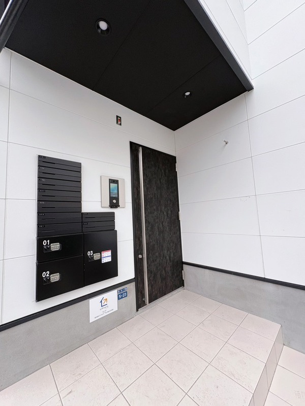 熊本市中央区壺川１丁目のアパートのエントランス