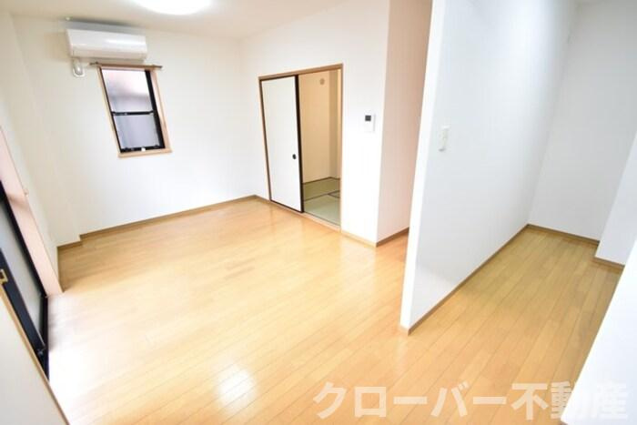 パインズコート新居 C棟の居間・リビング|ＬＤＫ１１．５帖