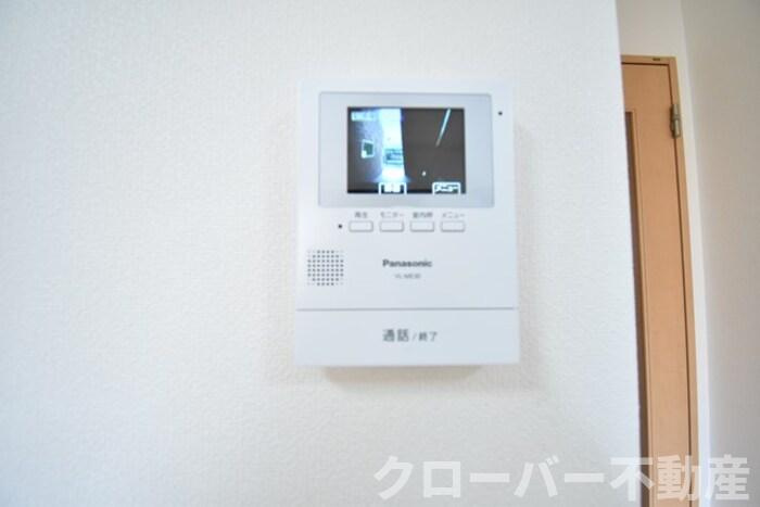 パインズコート新居 C棟のセキュリティ|モニタ付インターホン