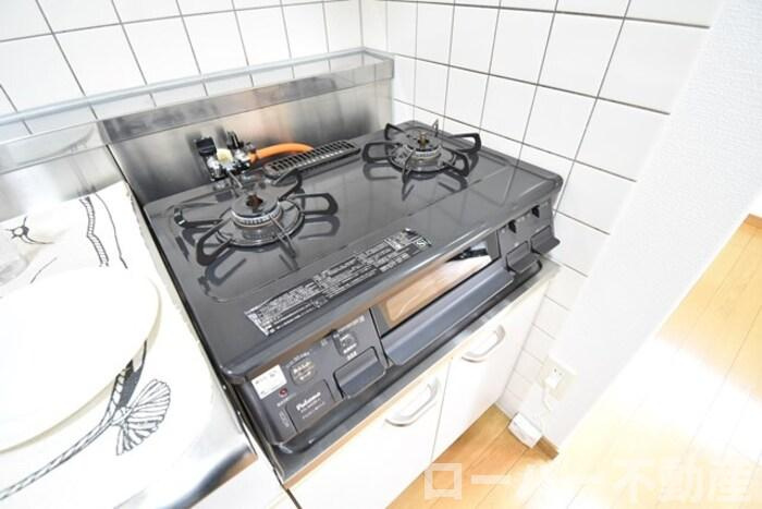 パインズコート新居 C棟のキッチン|ガスコンロ