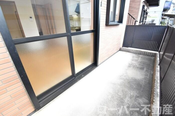 パインズコート新居 C棟のバルコニー|専用庭