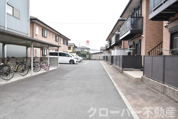 パインズコート新居 C棟の駐車場|駐車場