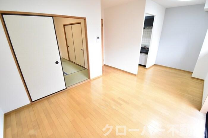 パインズコート新居 C棟の居間・リビング|ＬＤＫ１１．５帖