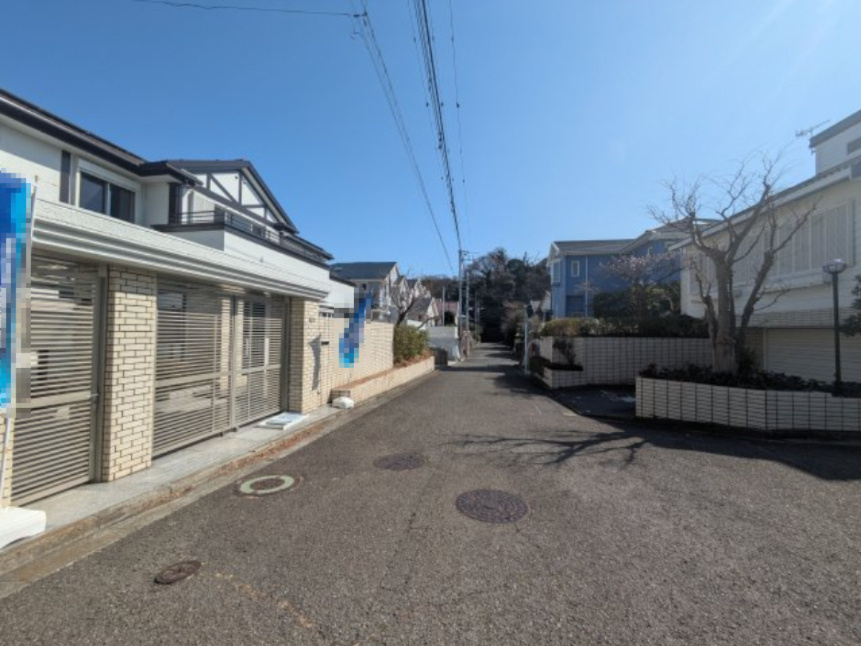 海徒歩10分！７LDK　大型中古住宅の前面道路含む現地写真|前面道路