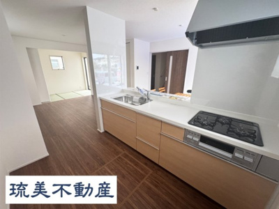 【外観】 | 西原町小那覇（全3棟）2号棟 | 2号棟　並列駐車3台可♪