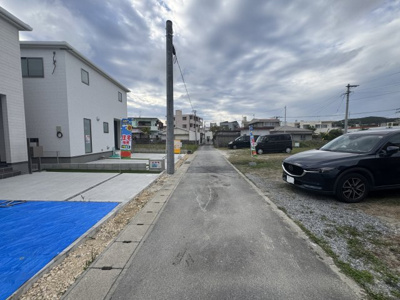 【前面道路含む現地写真】 | 西原町小那覇（全3棟）2号棟 | ※北東側前面道路♪