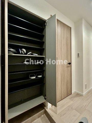 日商岩井宇喜田マンションの玄関|【玄関】玄関には大型のシューズクローゼットを設置しておりますのでいつでもスッキリりとした空間を保てます。玄関周りを清潔に使うのはとても大事なことですよね。