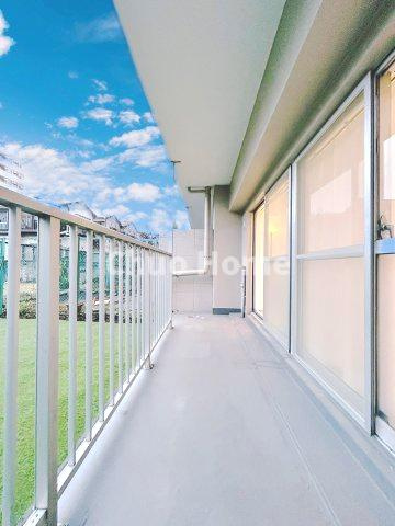 日商岩井宇喜田マンションのバルコニー|【バルコニー】幅もあって、奥行きもあるゆとりのバルコニー。洗濯物を干したり乾かしたりだけでなく、ただ出てみるだけでも気持ちいいですよ。