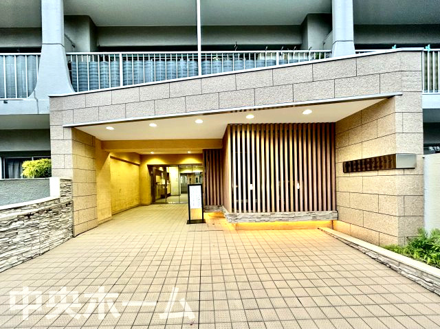 日商岩井宇喜田マンションのエントランス|【エントランス】マンションのエントランスは、その物件の印象を決める、顔とも言える場所です。毎日通る場所ですからきれいなのが一番です。