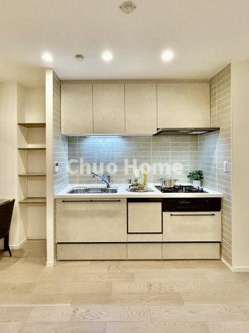 日商岩井宇喜田マンションのキッチン|ワイドで収納豊富なシステムキッチン