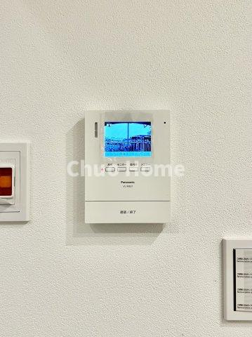 日商岩井宇喜田マンションのセキュリティ|【モニターホン】誰が来たかすぐにわかるカラーモニター付きインターホン。通話ボタンを押すまでは室内の音は漏れていませんので相手を確かめてから応対できます。