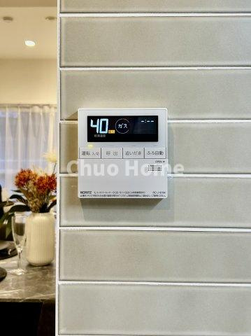 日商岩井宇喜田マンションの発電・温水設備|【給湯リモコン】外での一日を忘れさせてくれるオートバス機能でお好みの湯量・温度に調整された浴槽。