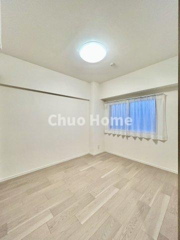 日商岩井宇喜田マンションの寝室|【寝室】心と体をゆったりと安らげる主寝室。寝室のゆとりが大きい分だけ、暮らしの安らぎは深まります。一日の疲れを癒すだけでなく、ご夫婦の親密な語らいを紡ぎ出します