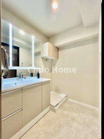 日商岩井宇喜田マンションの脱衣所|【洗面所】明るい洗面所は朝をすっきりさせてくれる空間です。バタバタしている忙しい朝でも収納が多い洗面台では短い時間で効率良く支度ができます。