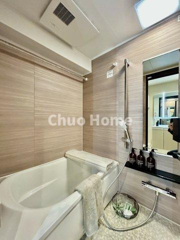 日商岩井宇喜田マンションの浴室|【バスルーム】暖房換気乾燥機付きシステムバスルーム。暖房・冷風・換気・乾燥など、毎日を快適に過ごせるうれしい機能が揃っています。雨の日の洗濯物も安心です。