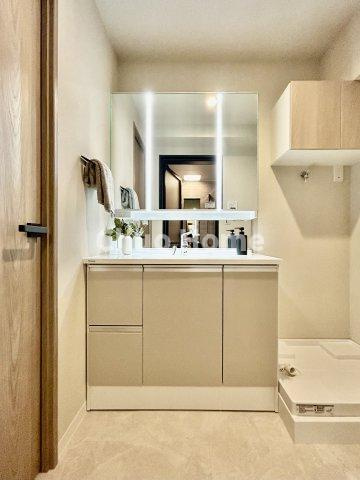 日商岩井宇喜田マンションの独立洗面台|【洗面化粧台】洗面化粧台には三面鏡を採用。身だしなみを整えやすい事はもちろんですが、鏡の後ろに収納スペースを設ける事により、散らかりやすい洗面スペースをすっきりさせる事が出来るのも嬉しいですね