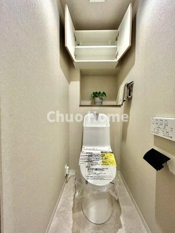 日商岩井宇喜田マンションのトイレ|【トイレ】 収納スペースをしっかりと確保した温水洗浄便座機能付きトイレ。温水洗浄便座は清潔にお使いいただくための大切なアイテムです。