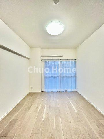 日商岩井宇喜田マンションの洋室|【洋室】快適に過ごす条件は、一人ひとり違います。だからこそ飾り過ぎないシンプルな内装と偏り過ぎないデザインで統一しております。居住していく中でオーナー様だけの【マイホーム】に創り上げて下さい