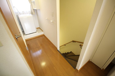【その他】 | レオパレスグローセ | 室内階段～廊下（2Ｆ部屋の場合）